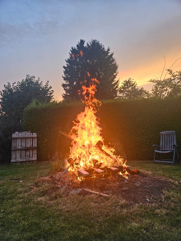 Lagerfeuer im Garten.