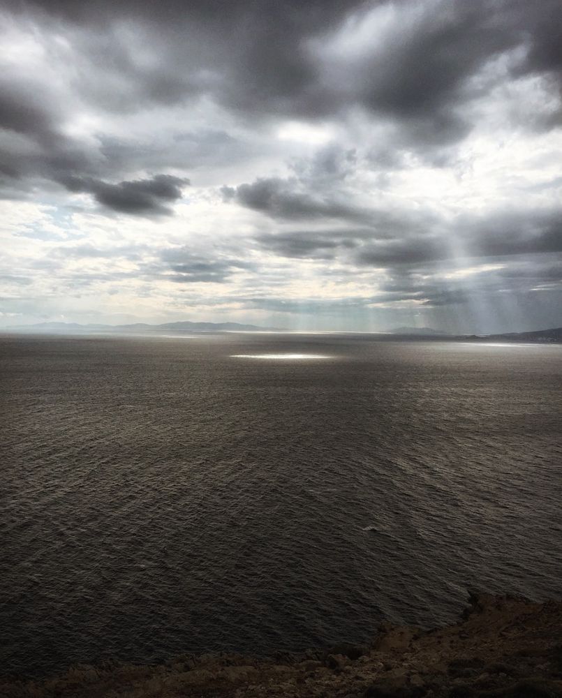 Trouée lumineuse sur la mer Égée depuis Fáros