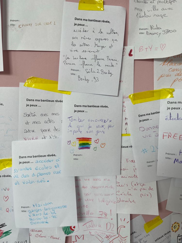 Wand mit Kommentaren von Besucher*innen der Ausstellung “Banlieues Chéries” im Musée de l’Histoire de l’Immigration in Paris.