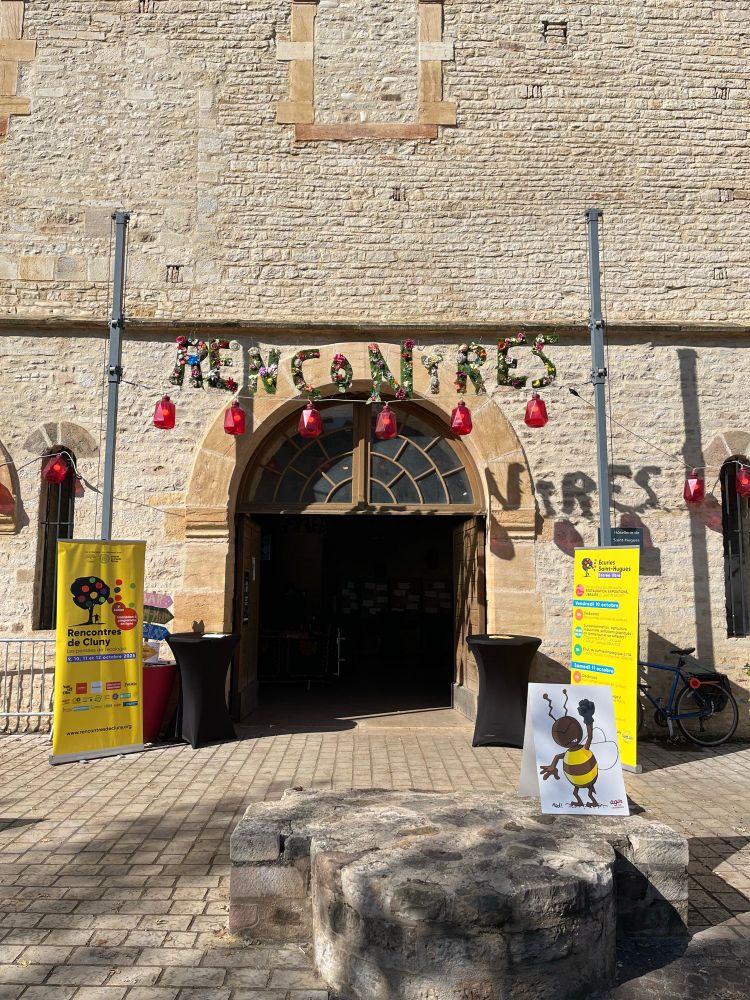 Eingang zu den “Rencontres des Pensées de l’Écologie” in Cluny.