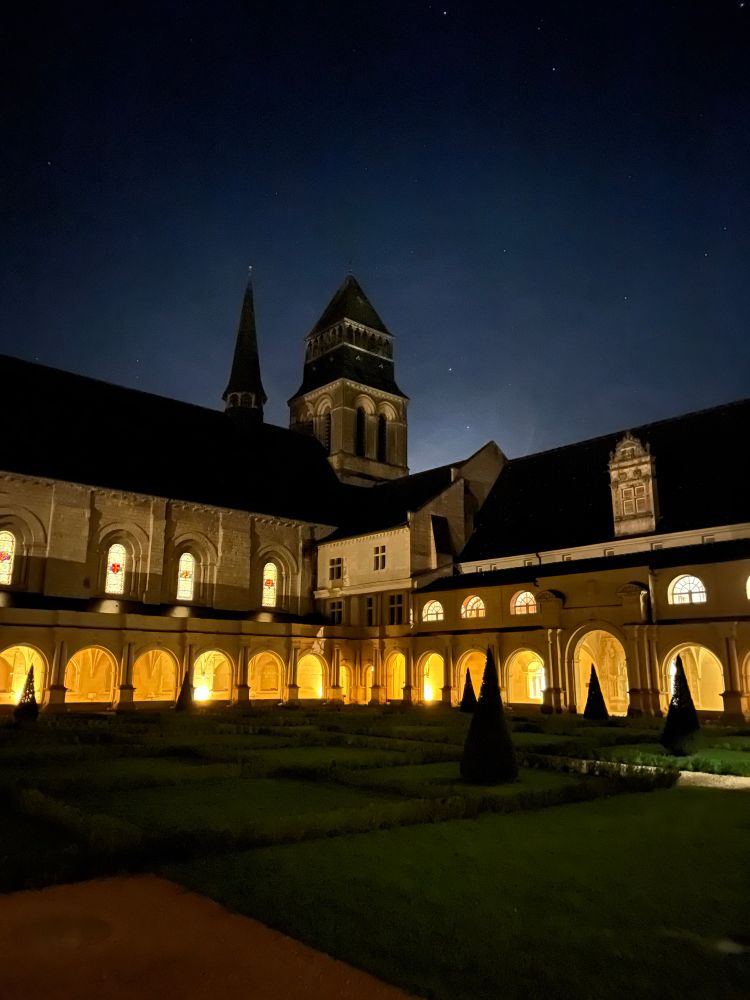 Die Kirche aus dem Kreuzgang fotografiert. Bei Nacht.