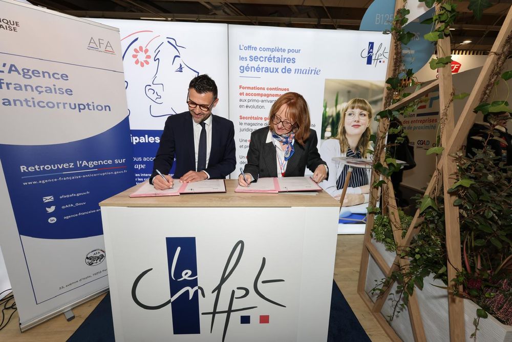 Aujourd’hui au Salon des Maires, @nedelecyohann.bsky.social (CNFPT) et Isabelle Jégouzo (AFA) ont signé le renouvellement de leur partenariat 2025-2028 pour renforcer la formation et la prévention en déontologie et probité dans la fonction publique territoriale.