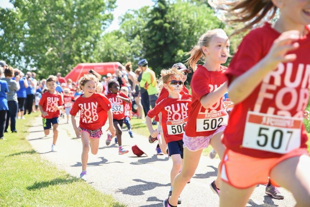 Children running in the 1K Kids Fun(draising) event
