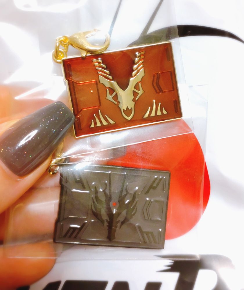 インペラーとリュウガのカードデッキを模したアクリルチャームの写真。