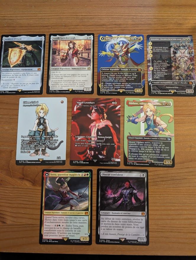 Cartes Magic: The Gathering de la collaboration Final Fantasy visible sur cette image :
Rangée du haut (4 cartes) :

Aegis of Honor - Artefact légendaire - Équipement
Illustration : Un personnage aux cheveux blonds portant une armure dorée et tenant un bouclier brillant
Origine : FFXIV
Illustrateur : Vilhelmas Banys

Aerith Gainsborough - Créature légendaire - Humain et Clerc
Illustration : Aerith dans sa robe rose caractéristique, dans un environnement urbain rappelant Midgar
Origine : Final Fantasy VII
Illustrateur : 中村エイト/NAKAMURAB

Kefka - Créature légendaire - Humain et Sorcier
Illustration : Le célèbre antagoniste avec son maquillage coloré caractéristique et ses atours extravagants
Origine : Final Fantasy VI
Illustrateur: ・ロルベイ/RORUBEI

Invocation : chevaliers de la table ronde
Origine : Final Fantasy VII
Illustrateur : 百瀬寿/HISASHI MOMOSE

Rangée du milieu (3 cartes) :

Djidane FFIX
Illustrateur : 时派修功/SHUKO MURASE

Squall Leonhart - Créature légendaire - Humain et Guerrier
Illustration : Squall avec sa célèbre cicatrice au visage et sa veste en cuir noir
Origine : Final Fantasy VIII
SQUARE ENIX

Djidane FFIX
Illustrateur : 刀彼方/CANATA ΚΑΤΑΝΑ

Rangée du bas (2 cartes) :

Terra, Guerrière Magitech - Créature légendaire - Humain et Guerrier
Illustration : Terra avec ses cheveux verts caractéristiques, dans une pose de combat magique
Origine : Final Fantasy VI
Illustrateur : Clare Wong


Obscur Confident - Créature - Humain et Sorcier
Illustration : Un personnage sombre encapuchonné avec des effets magiques violets
Origine : Thème générique Final Fantasy lié à la magie noire
Illustrateur : Immanuella Crovi
