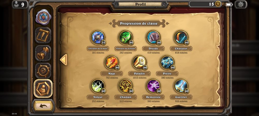 Écran de profil Hearthstone montrant la section 'Progression de classe'. L'interface affiche une grille de 11 classes de héros, chacune représentée par un portrait circulaire avec un niveau 60 (sauf pour le DK) et le nombre de victoires. Les classes sont organisées en trois rangées :
Rangée du haut : Chevalier de la mort (181 victoires), Chasseur de démons (292 victoires), Druide (419 victoires), Chasseur (818 victoires).
Rangée du milieu : Mage (792 victoires), Paladin (1015 victoires), Prêtre (380 victoires).
Rangée du bas : Voleur (252 victoires), Chaman (513 victoires), Démoniste (393 victoires), Guerrier (559 victoires).
À gauche, un menu vertical avec plusieurs icônes. L'arrière-plan présente un parchemin beige avec des ornements dorés