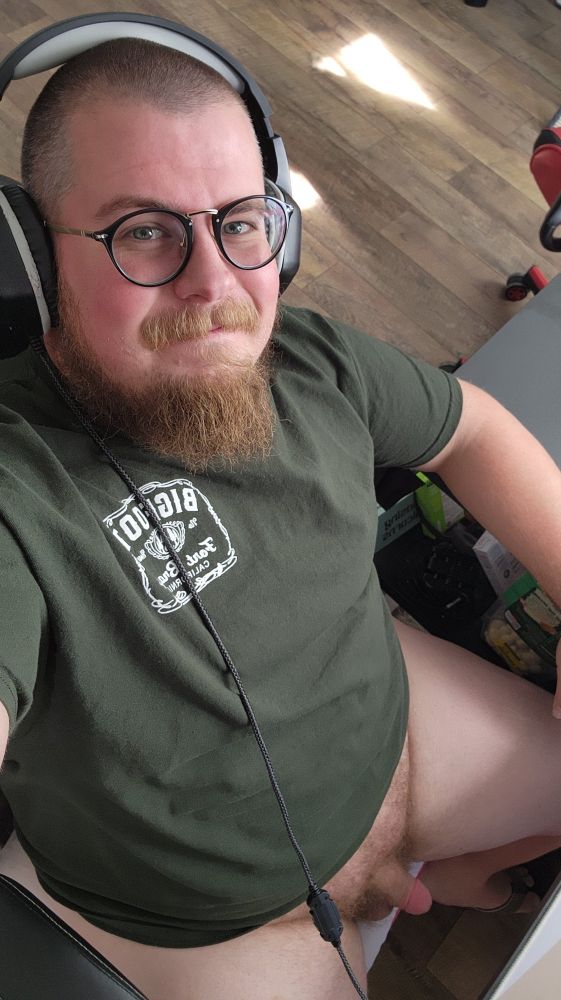 Nude gaymer cub