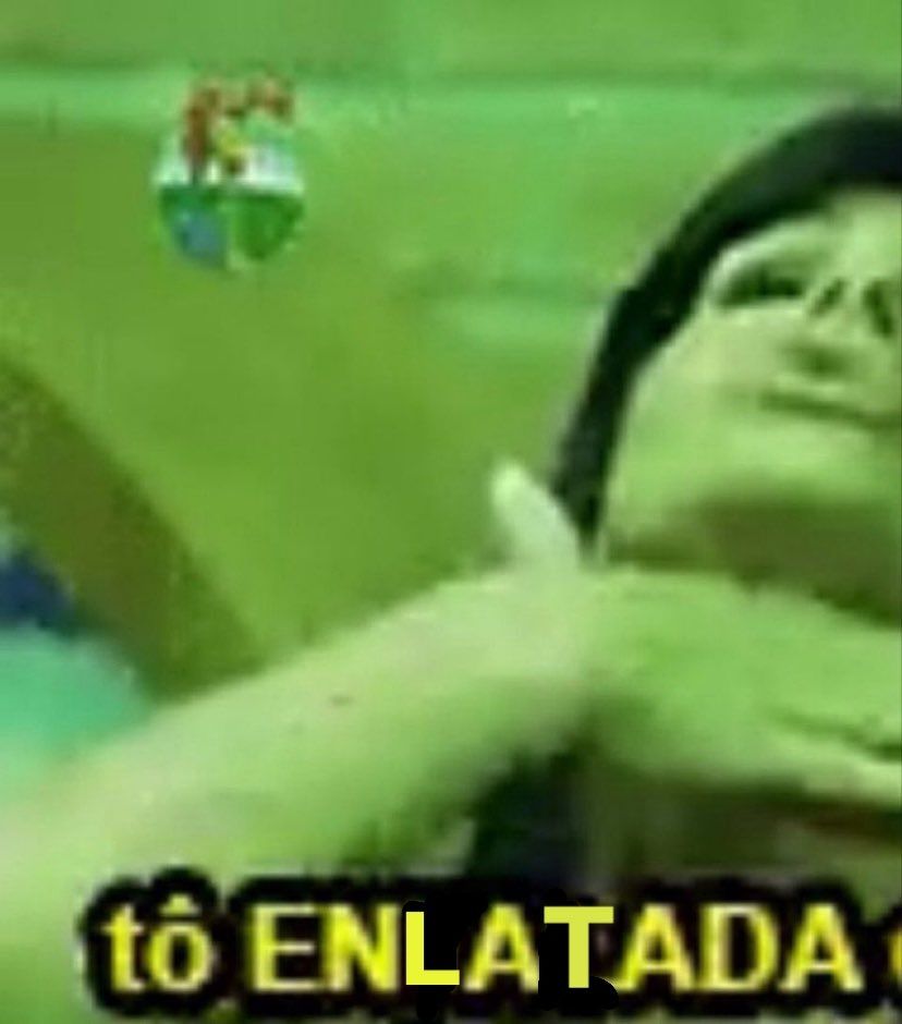 Gretchen com a mão no pescoço em um filtro verde e com a legenda "to entalada"