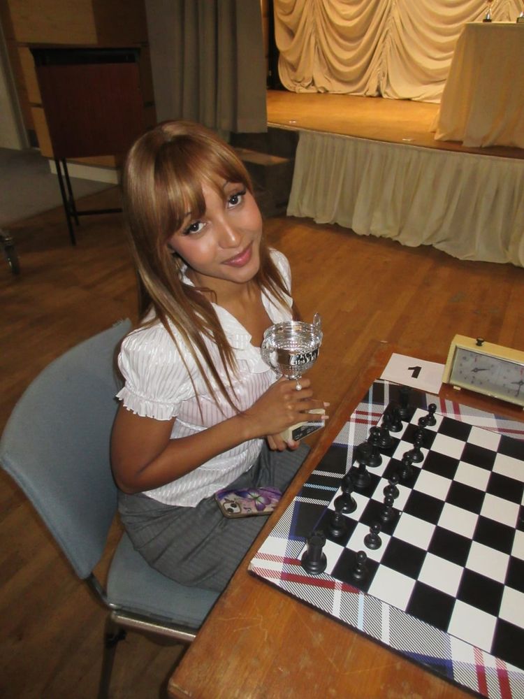 Meme da PinkPanthress bebendo uma coisinha que na verdade não é um drink e sim um troféu de campeonato de xadrez 