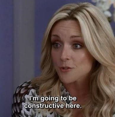 Moça loira conversando com alguém e a legenda dizendo "I'm going to be constructive here"