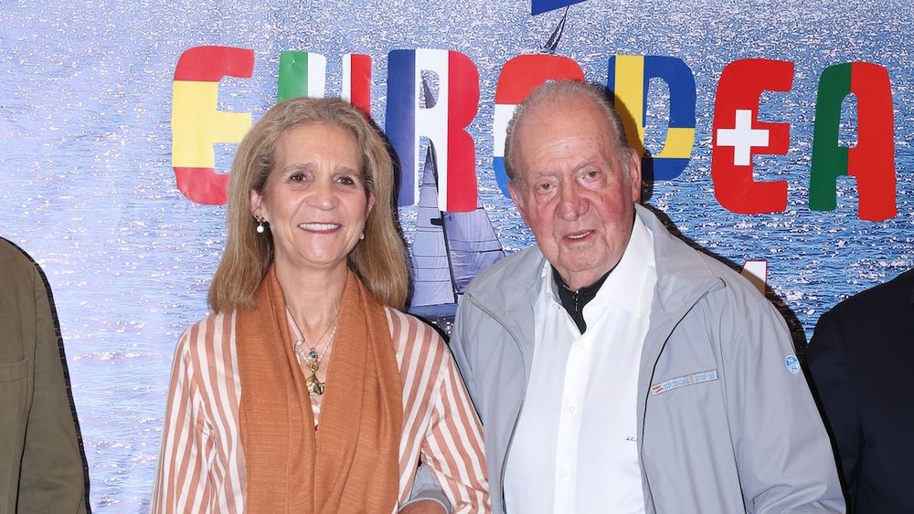 El rey Juan Carlos, en la entrega de trofeos de las regatas de Sanxenxo arropado por la infanta Elena y Simoneta Gómez-Acebo