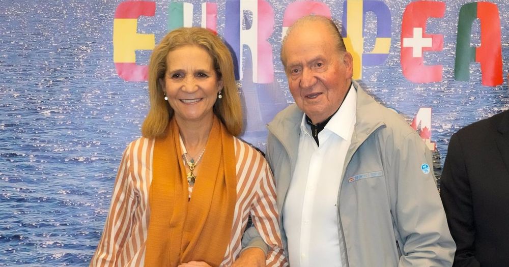 El Rey Juan Carlos, arropado por la Infanta Elena y Simoneta Gómez-Acebo en la entrega de trofeos en Sanxenxo