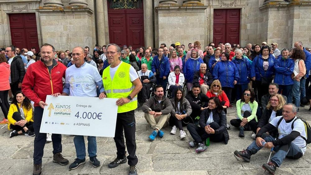 Decenas de lucenses se suman a la ruta jacobea a favor de Aspnais