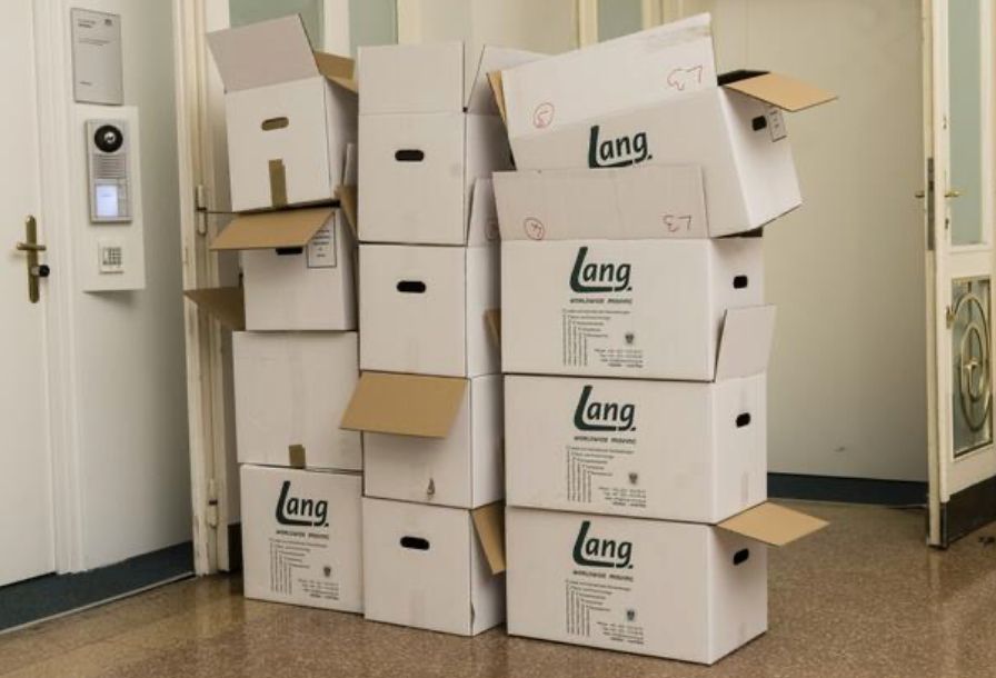 bild aktenlieferung analog durch finanzminister blümel