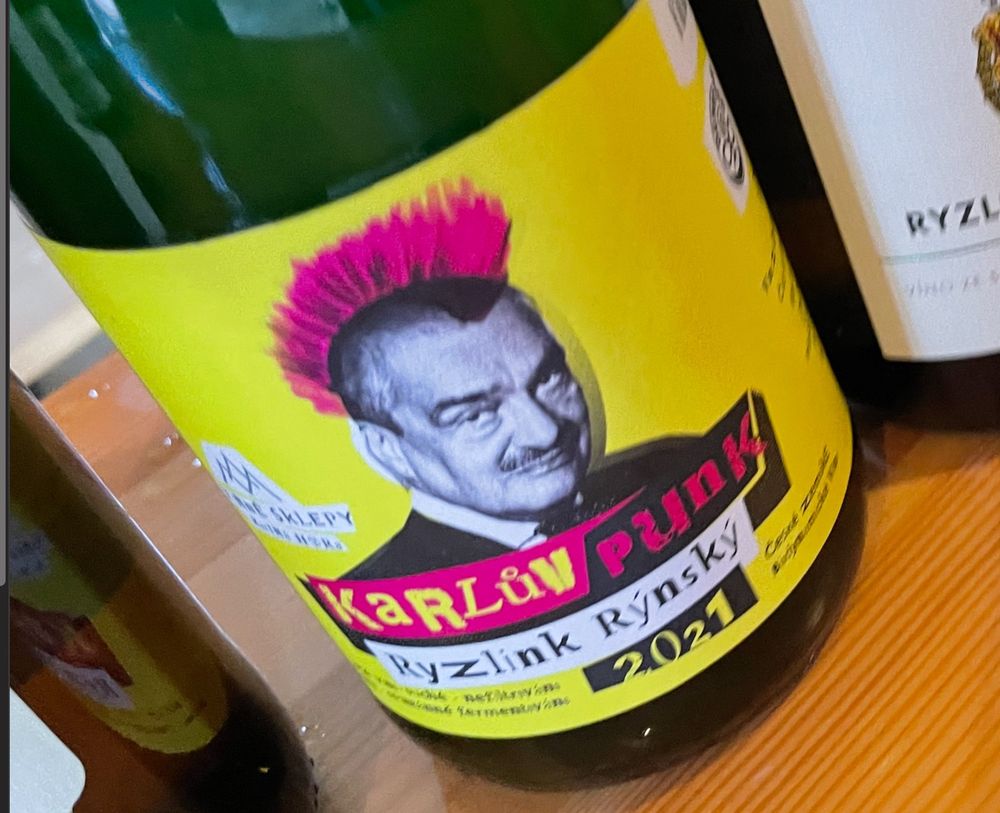 etikett einer riesling-pet-nat-flasche "karluv punk" mit dem konterfei von karel schwarzenberg mti pinker punk-frisur