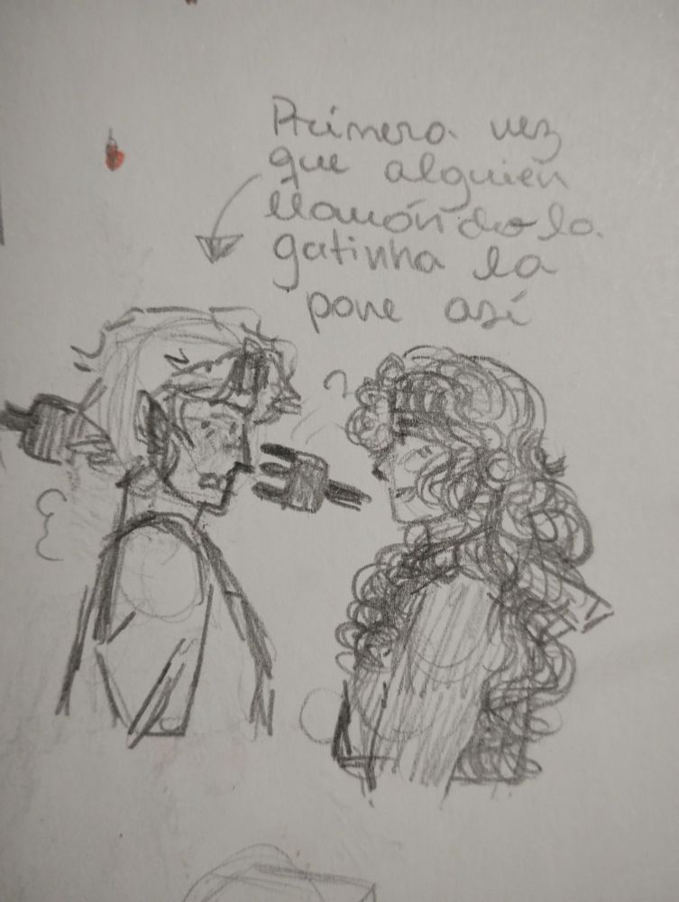 Hermosasduo, pero queridinhas. Cel está nerviosa y Melissa le está hablando. Hay una flecha apuntando a Cel que dice "Primera vez que alguien llamándola gatinha la pone así"