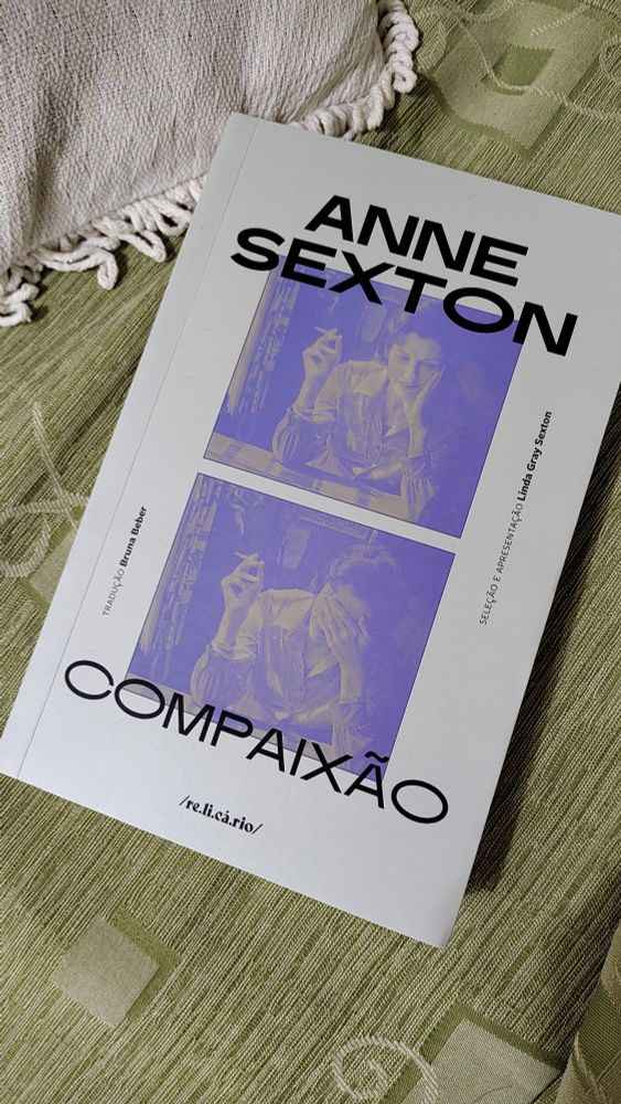 Foto colorida do livro Compaixão de Anne Sexton sobre um fundo verde.