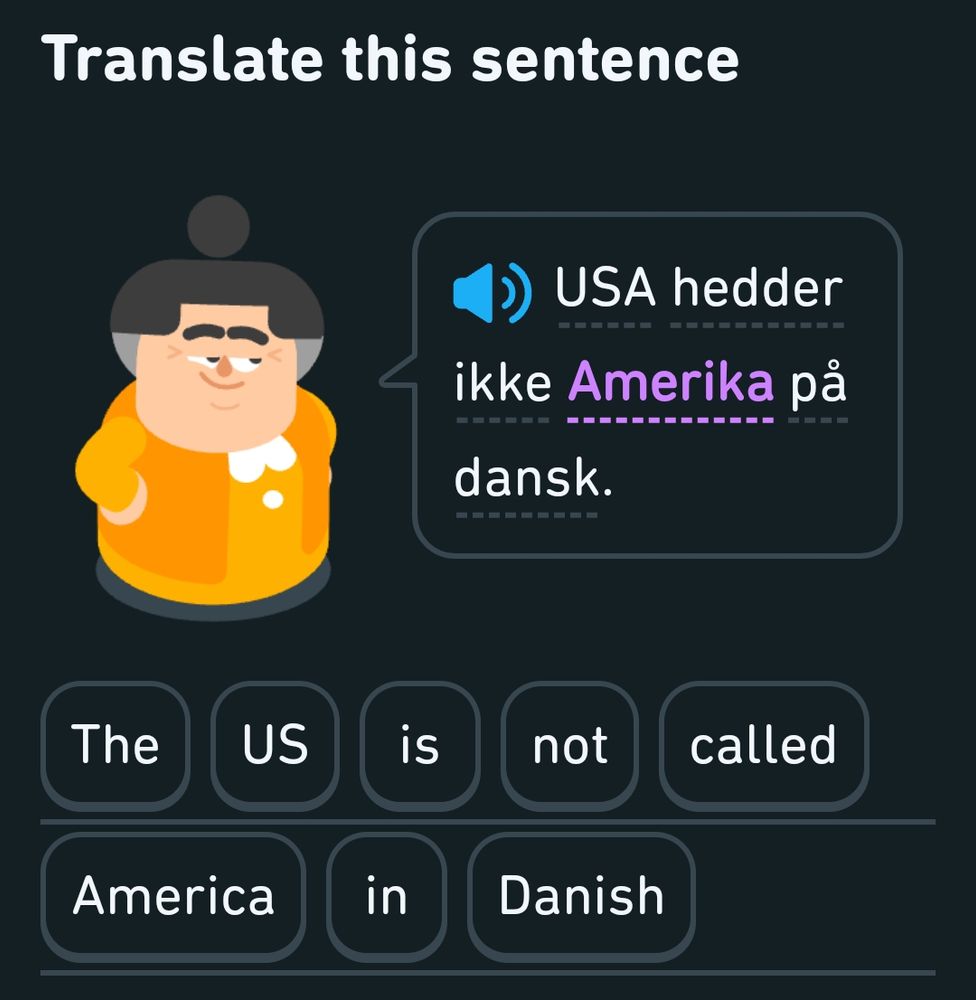 Tela do aplicativo duolingo onde se lê em dinamarquês e em inglês: "Estados Unidos não é chamado de América em dinamarquês."