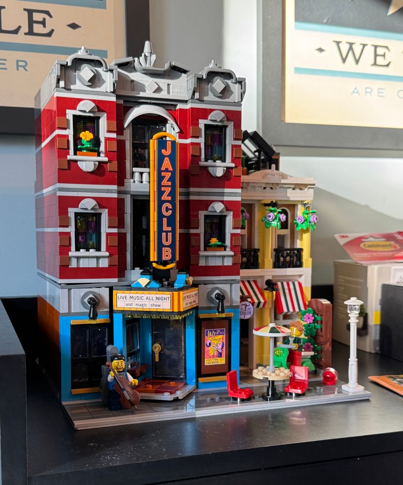The completed LEGO Jazz Club in all its den-of-inequity glory!