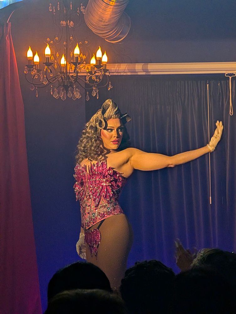 Mariana Stars con un body rosa cuajado de pedrería actuando