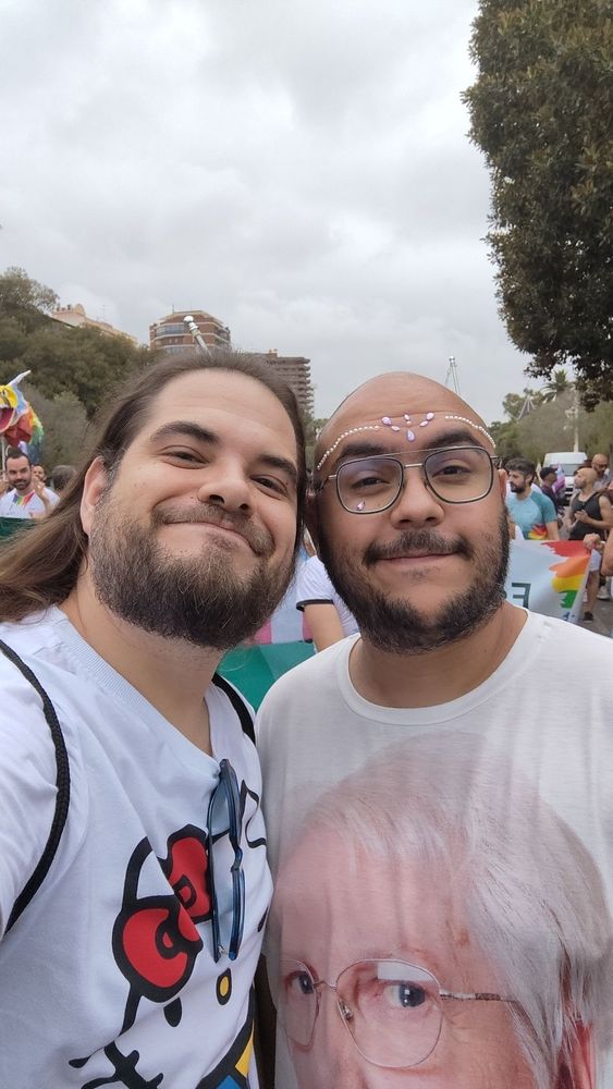 Vicent y Álex en la manifestación del orgullo 24 València