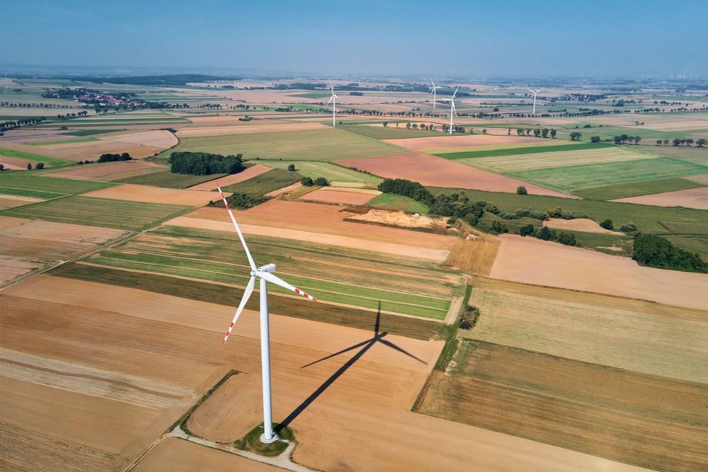 Luftbild einer segmentierten Landschaft mit Windrädern.
