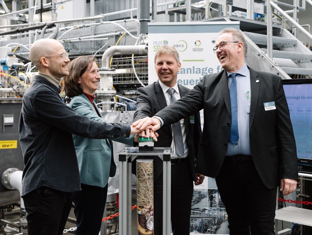 Offizielle Inbetriebnahme der neuen Forschungsanlage für erneuerbares Methan: Philipp Knötig, Karin Naumann (Projektleitung), Dr. Sven Halldorn (BMDV), Prof. Dr. Michael Nelles (Wiss. Geschäftsführer DBFZ), v.l.n.r.
