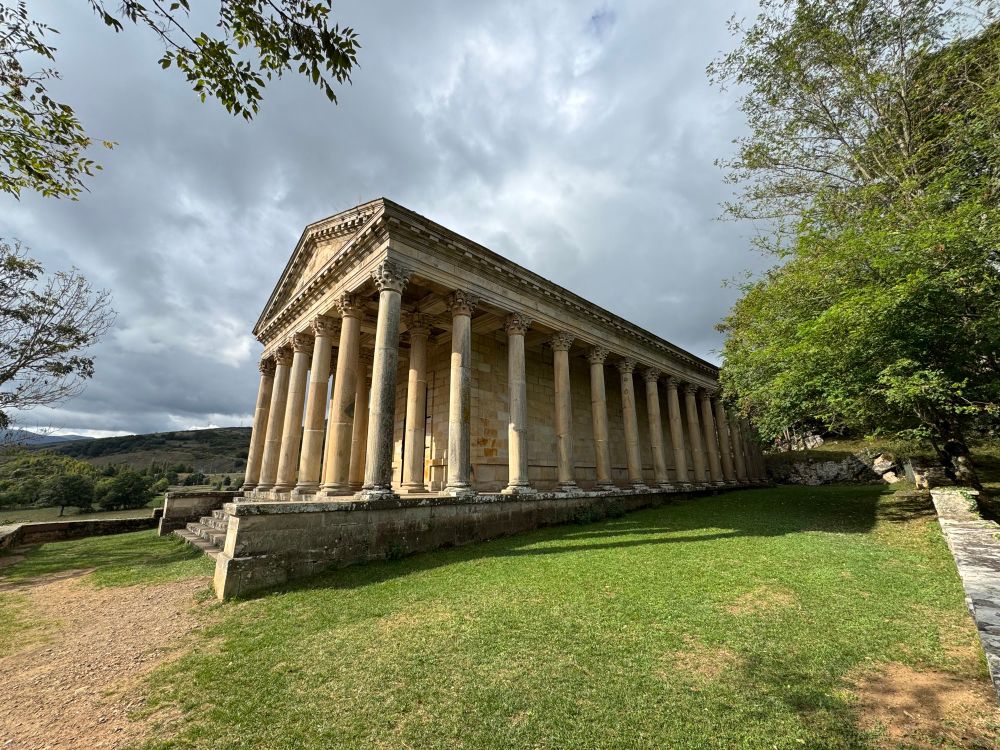 El Partenón de Las Fraguas, en Cantabria. Una iglesia que se hace pasar por templo clásico, con cinco columnas corintias al frente y una quincena de lado. En un entorno natural precioso.