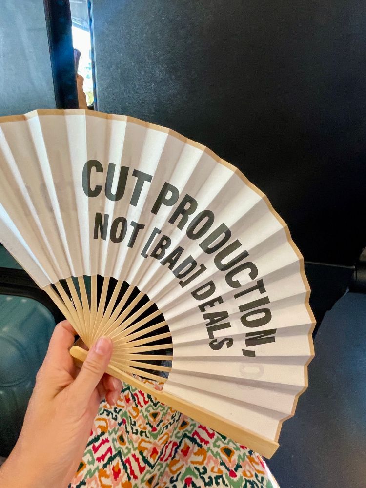 Paper fan stating »Cut production, not bad deals«