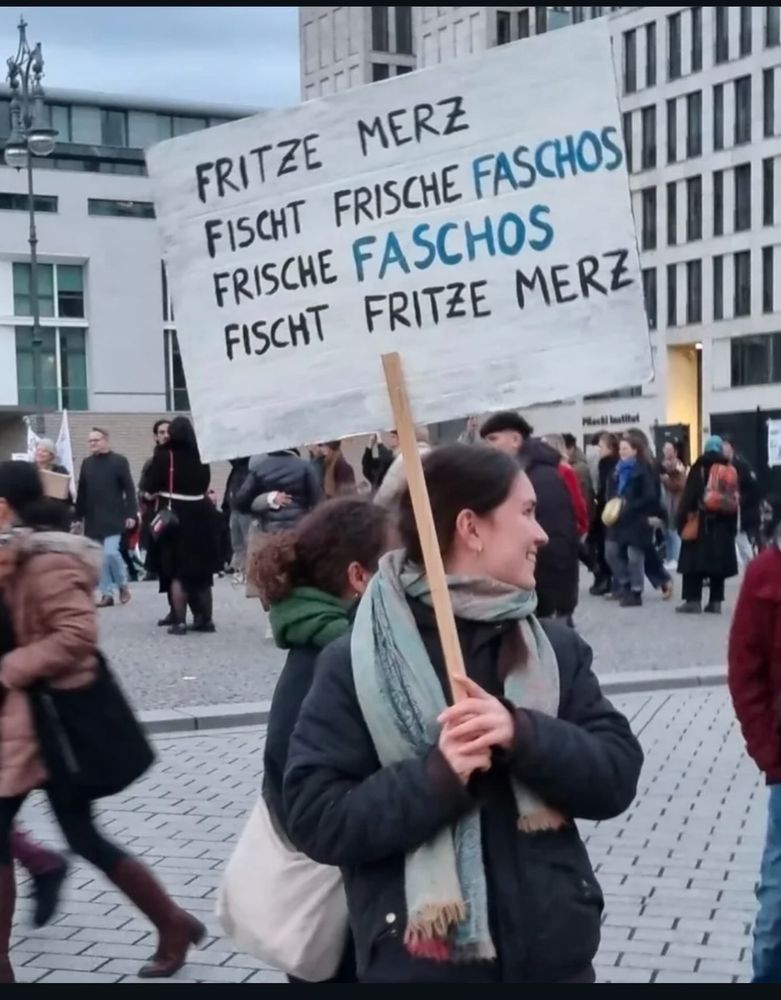 Frau mit Plakat. über Fascho Freund Fritz Merz