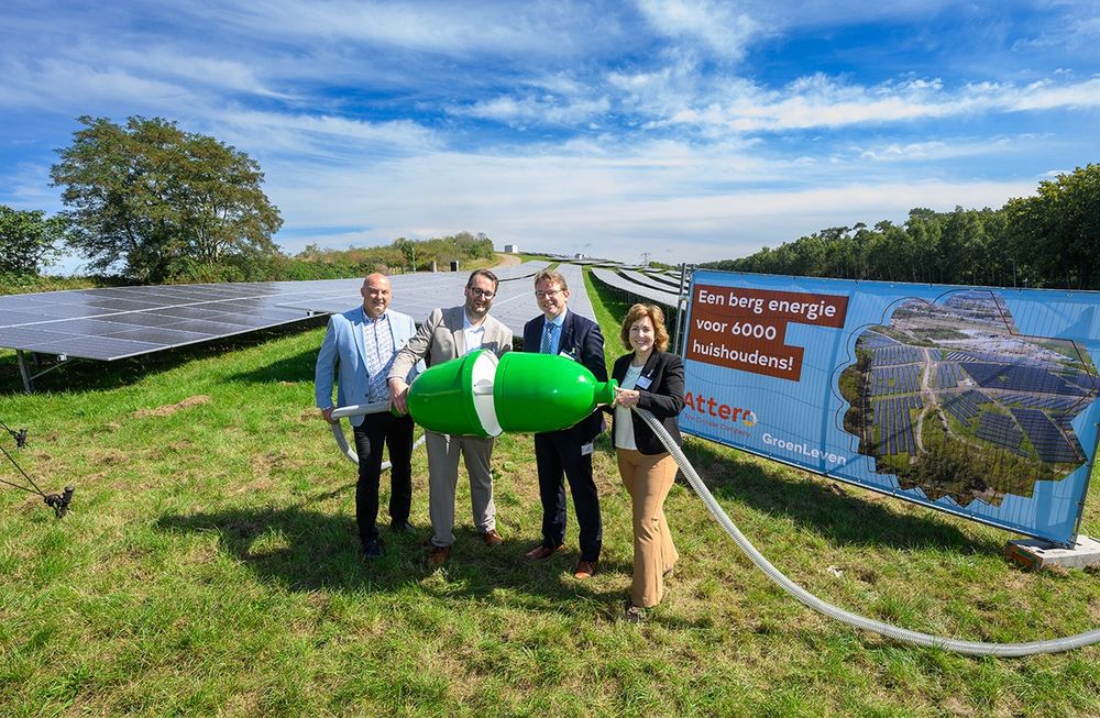 Vier mensen met een reuzestekker.