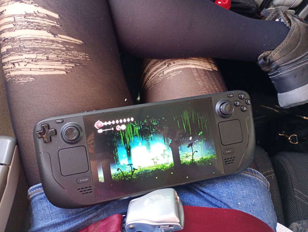 El silson en la steamdeck sobre mis piernas con medias rotas