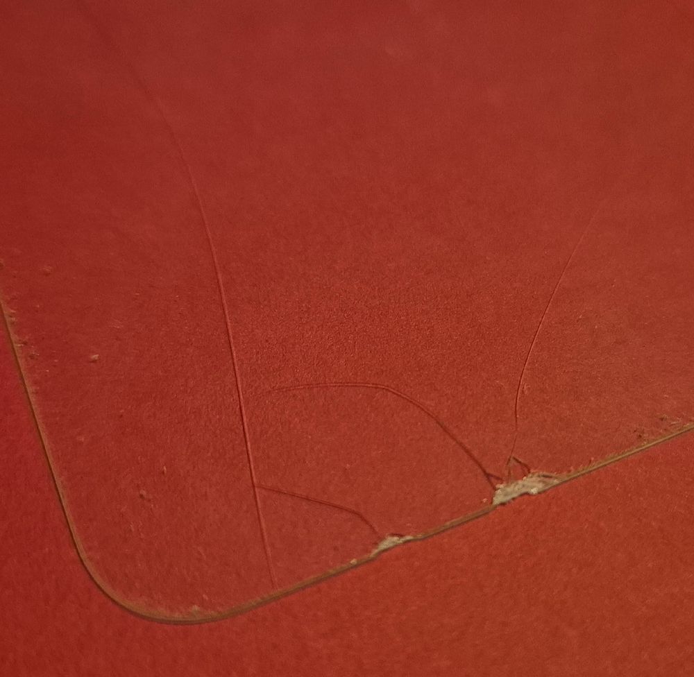 Foto einer gesplitterten Ecke eines solchen Schutzes