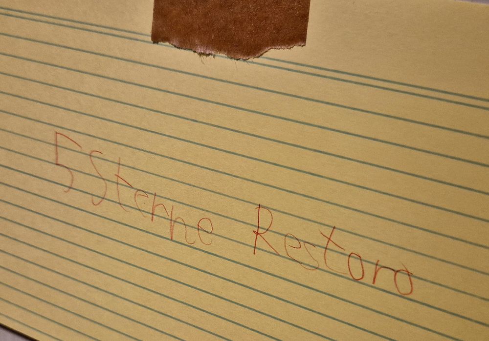 Papierschild mit der Aufschrift "5 Sterne Restoro".