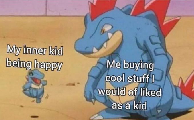 Um meme do pokemon Feraligatr e sua pré-evolução, o Totodile, que diz “comprando coisas que eu criança teria gostado” e “minha criança interior feliz”