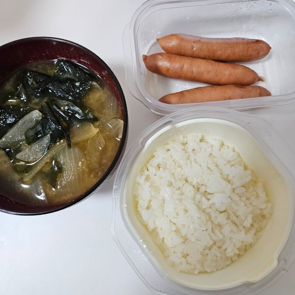 わかめと玉ねぎのみそ汁
ごはん
ウィンナー