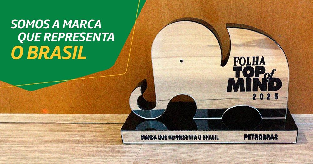 A imagem mostra um troféu em formato de elefante, com acabamento metálico e base preta. No corpo do troféu, está escrito “Folha Top of Mind 2025”. Na base, lê-se “Marca que representa o Brasil – Petrobras”. Ao fundo, há uma superfície de madeira clara. No canto superior esquerdo da imagem, sobre um fundo verde, aparece o texto: “Somos a marca que representa o Brasil”.