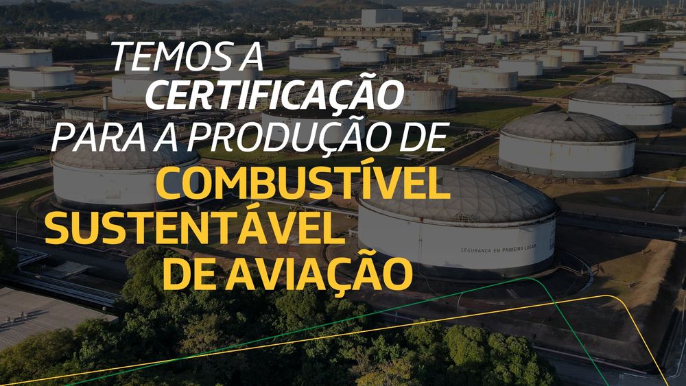 A imagem mostra um cenário industrial, possivelmente uma planta de produção de combustíveis, com tanques grandes e estruturas metálicas ao fundo. Há uma vegetação verde na parte inferior da imagem, contrastando com a área industrial. O texto em destaque diz: "Temos a certificação para a produção de combustível sustentável de aviação"