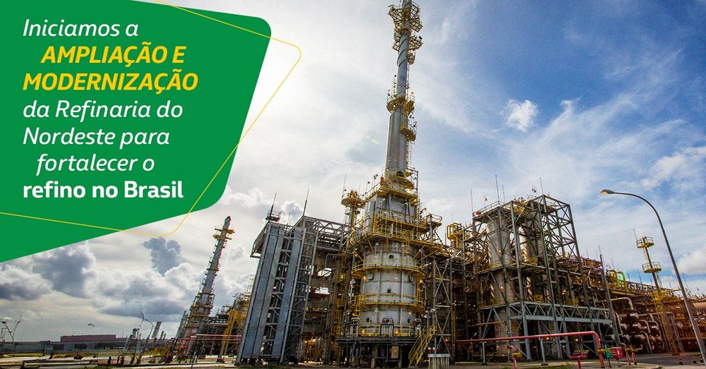 A imagem mostra uma refinaria com várias estruturas industriais, incluindo torres e tanques, representando um ambiente de refino de petróleo. O texto inserido diz: "Iniciamos a ampliação e modernização da refinaria do Nordeste para fortalecer o refino no Brasil."