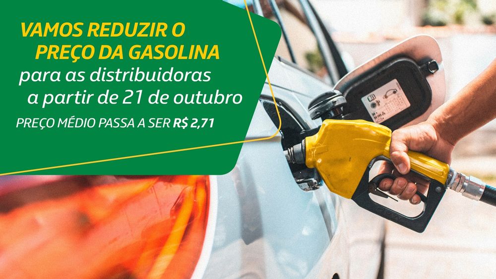 A imagem mostra uma mão segurando uma bomba de combustível amarela enquanto abastece um carro, com o fundo desfocado, onde um carro e elementos urbanos são visíveis. O texto na imagem diz: "Vamos reduzir o preço da gasolina para as distribuidoras a partir de 21 de outubro" e "Preço médio passa a ser R$ 2,71".