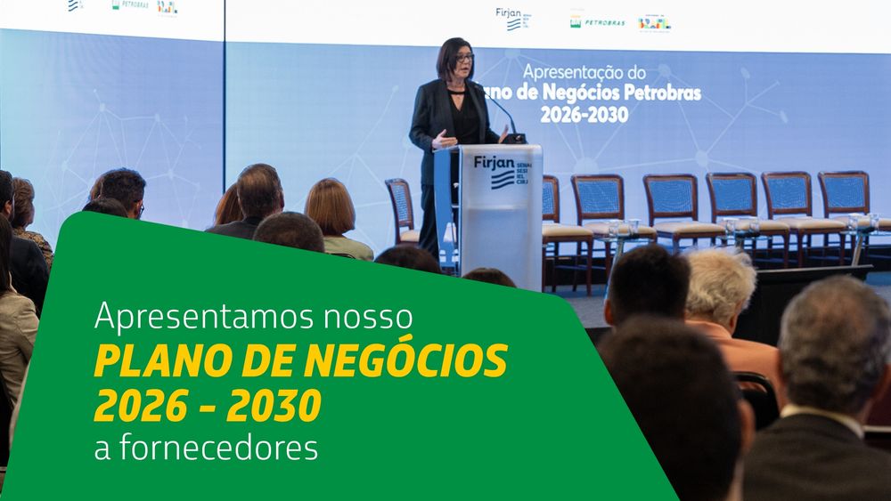 A imagem mostra uma apresentação em um evento, onde a Presidente da Petrobras, Magda Chambriard, está em um palco, em frente a um microfone. Ela parece estar explicando algo relacionado a negócios, e há um público assistindo. Ao fundo, várias cadeiras estão dispostas, algumas ocupadas. O texto inserido na parte inferior da imagem diz: "Apresentamos nosso plano de negócios 2026 - 2030 a fornecedores", com "plano de negócios" em destaque em amarelo.