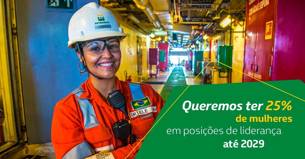 A imagem apresenta uma mulher sorridente vestindo um uniforme de trabalho e capacete, em um ambiente industrial. O texto ressalta: "Queremos ter 25% de mulheres em posições de liderança até 2029".
