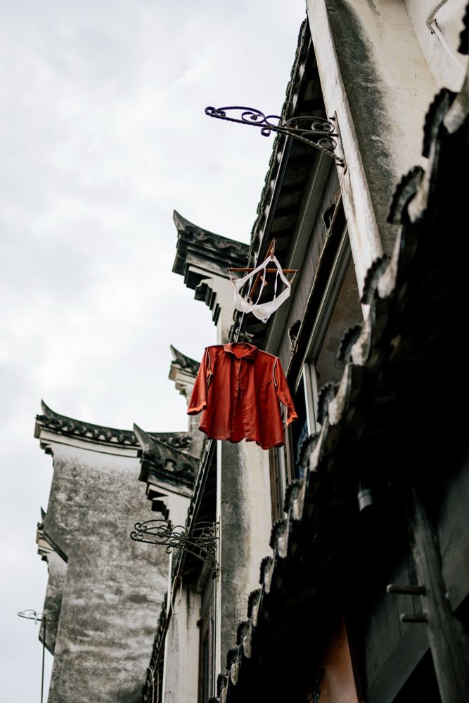 Daily life revolves around water. Locals still wash clothes, vegetables, and fruits along the canals, providing a charming glimpse into traditional Chinese life.