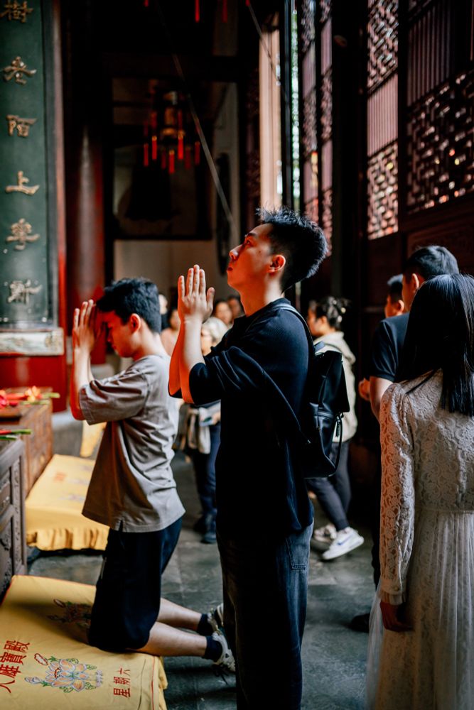 Lingyin Temple is located near the Longjing Tea Plantations. Monks historically brewed Longjing tea, considered one of China’s most famous teas, as part of their spiritual practice.