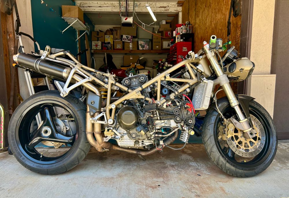 Photo of that same Ducati, but nakey. 