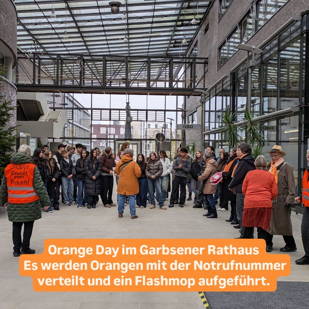 Orange Day im Garbsener Rathaus. 
Es werden Orangen mit der Notrufnummer verteilt und ein Flashmop aufgeführt. 