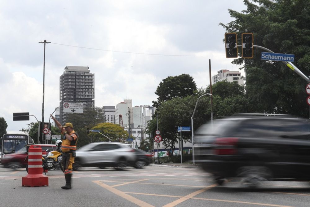 Temporal: cidade de SP tem 180 semáforos desligados neste domingo, diz CET