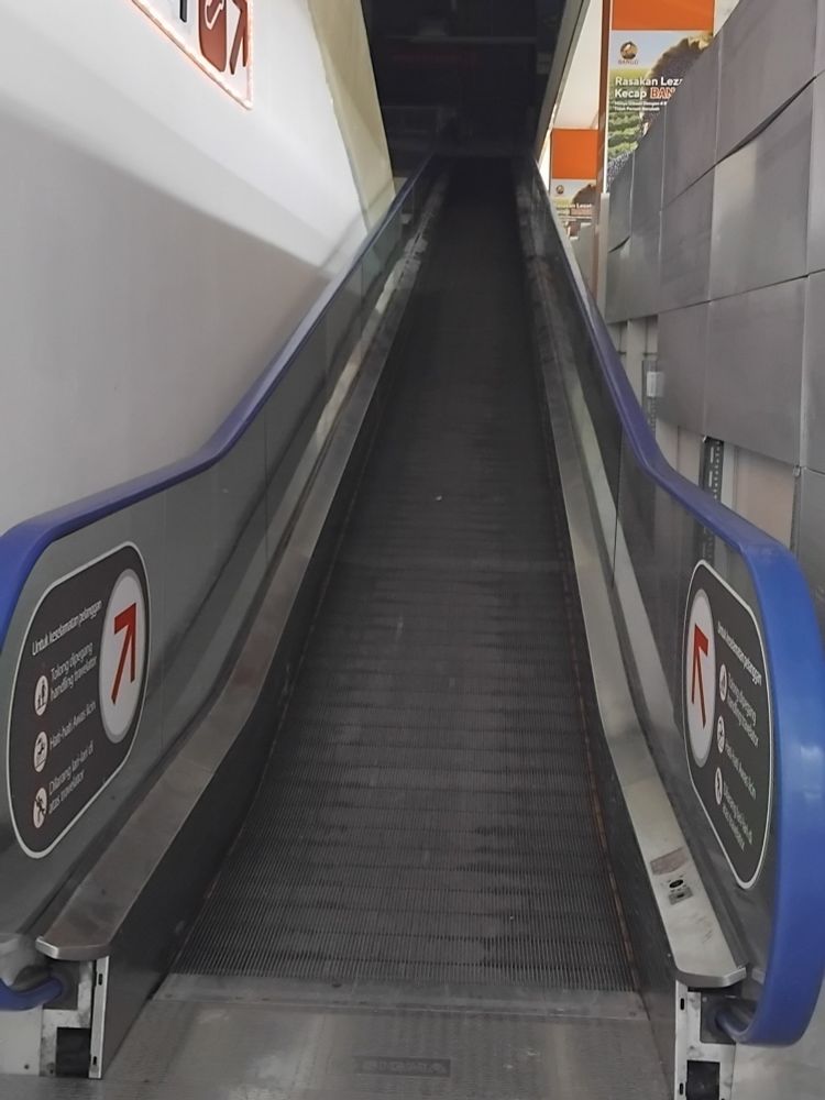 The Incilined Moving Walk unit has been stopped operating and the 1st Floor seems dark.