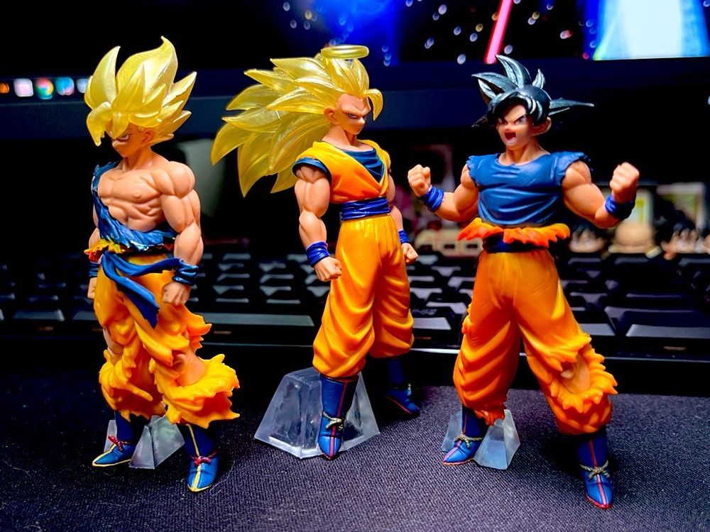 ガチャガチャ景品の孫悟空のフィギュアの写真です。左から超サイヤ人、超サイヤ人3、身勝手の極意「兆」の姿です。