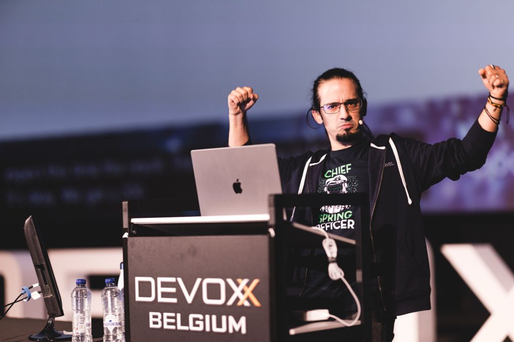 Daniel a Devoxx Belgique qui regarde l’appareil photo et contracte les biscotos.
